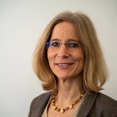 Dr. Kirsten Schrder-Goga
